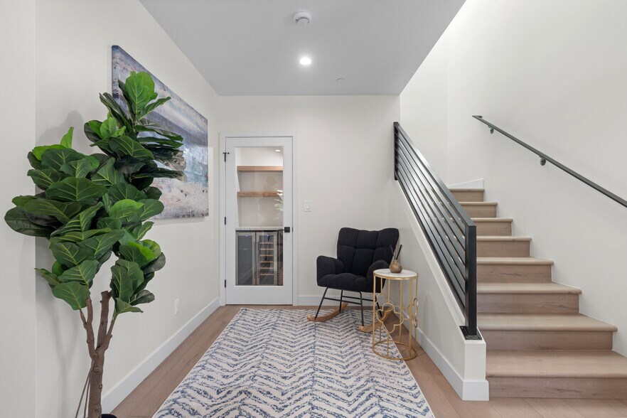 More Photos Of 705 6th Ave, Venice Apartments For Sale