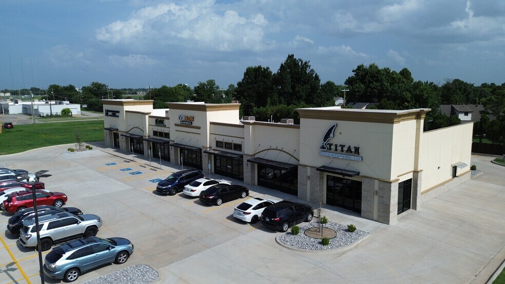 More Photos Of 1008 SW 4th St, Moore General Retail For Sale