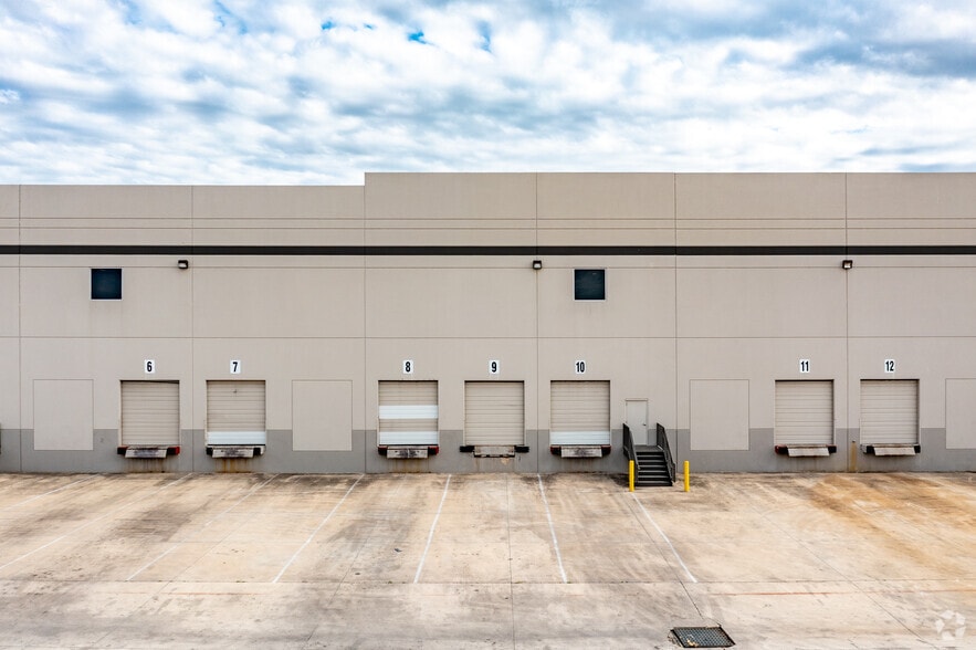 More Photos Of 1228 Cornerway Blvd, San Antonio Warehouse For Lease