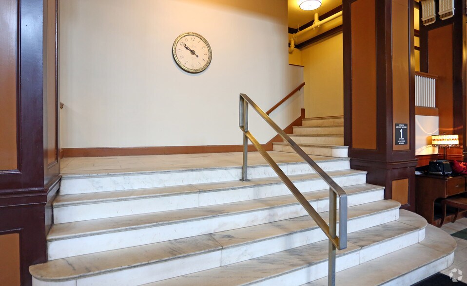 More Photos Of 209 W 5th St, Waterloo Apartments For Lease