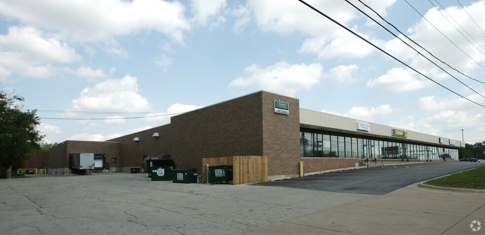 More Photos Of 3702-3748 N Main St, Rockford Storefront For Lease