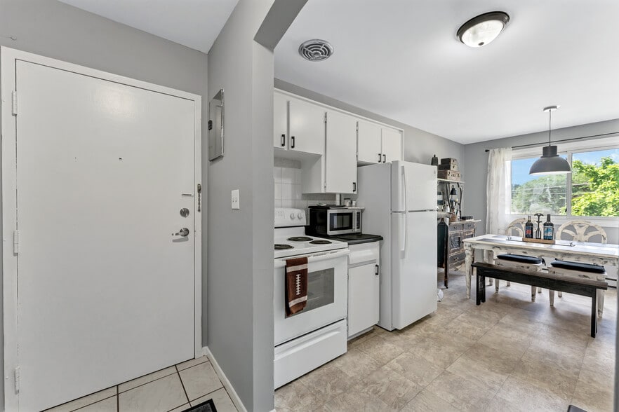 More Photos Of 109 Division St N, Kingsville Apartments For Sale