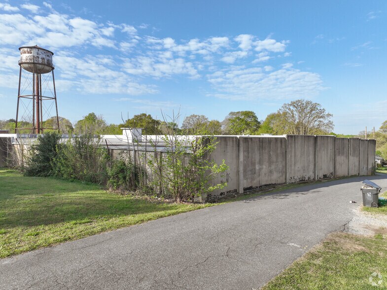 More Photos Of 100 W Parkwood St, Stanley Warehouse For Sale