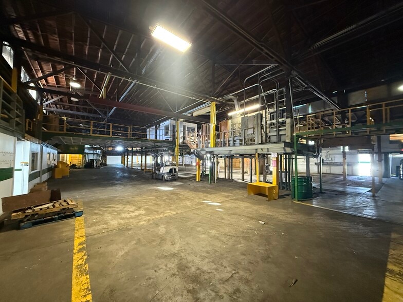 More Photos Of 650 Avenue R SW, Winter Haven Distribution For Sale