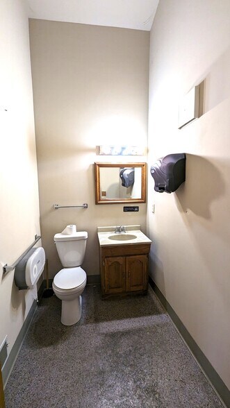 More Photos Of 1276 W Winneconne Ave, Neenah Storefront For Sale