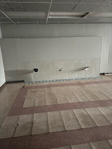 More Photos Of 111 N Walnut St, North Manchester General Retail For Sale