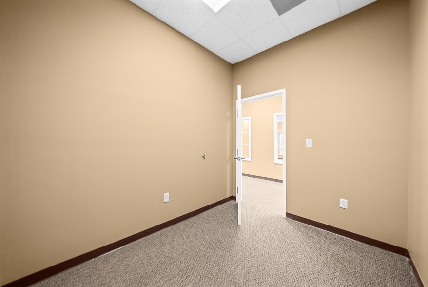 More Photos Of 2231 Stokes Rd, Clarksville Storefront Retail Office For Lease