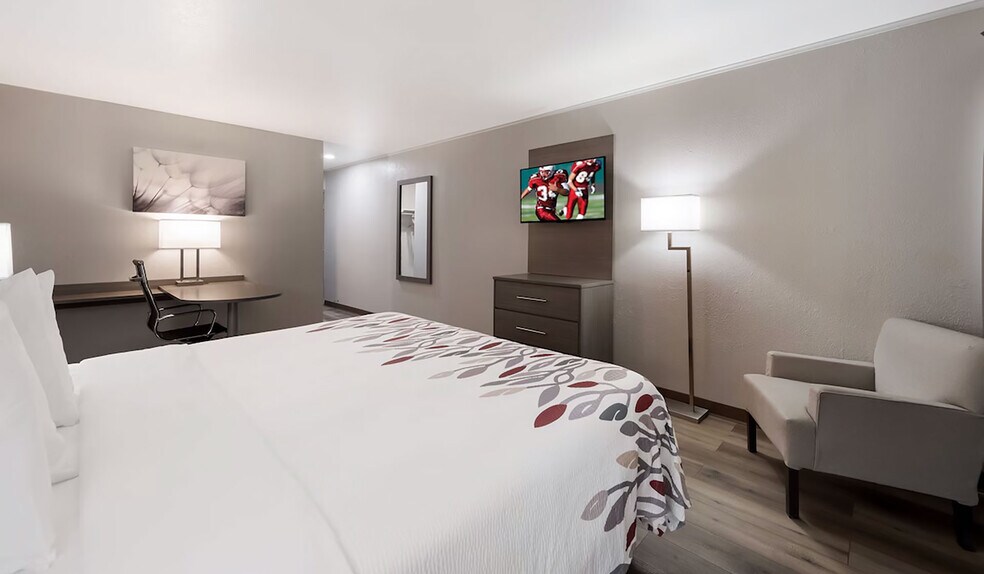 More Photos Of 203 N I-45, Madisonville Hotel For Sale