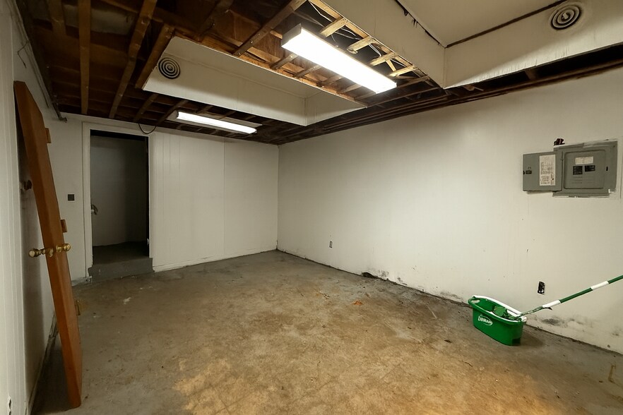 More Photos Of 192 Providence St, Hyde Park Warehouse For Lease