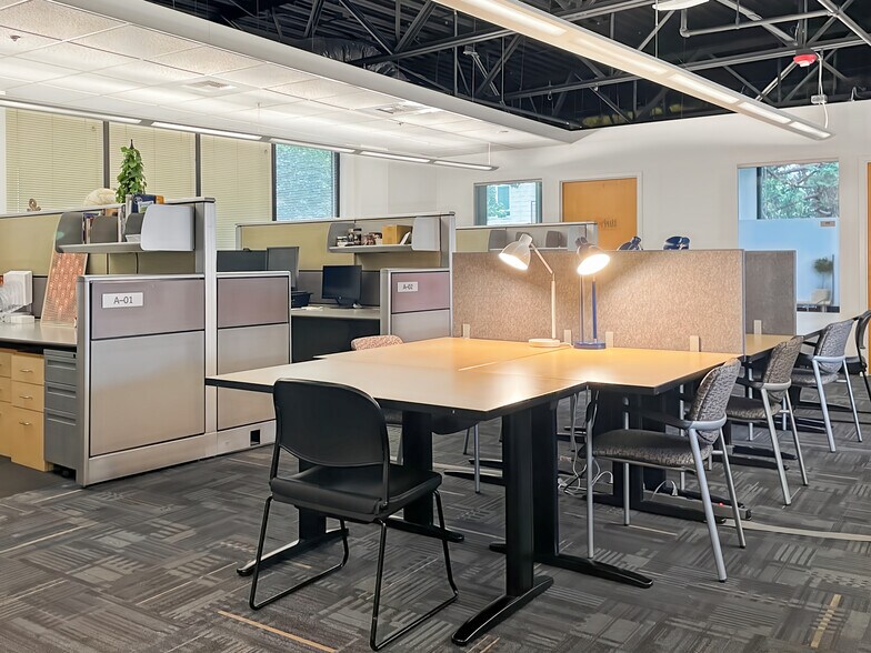 More Photos Of 10202 5th Ave NE, Seattle Coworking Space