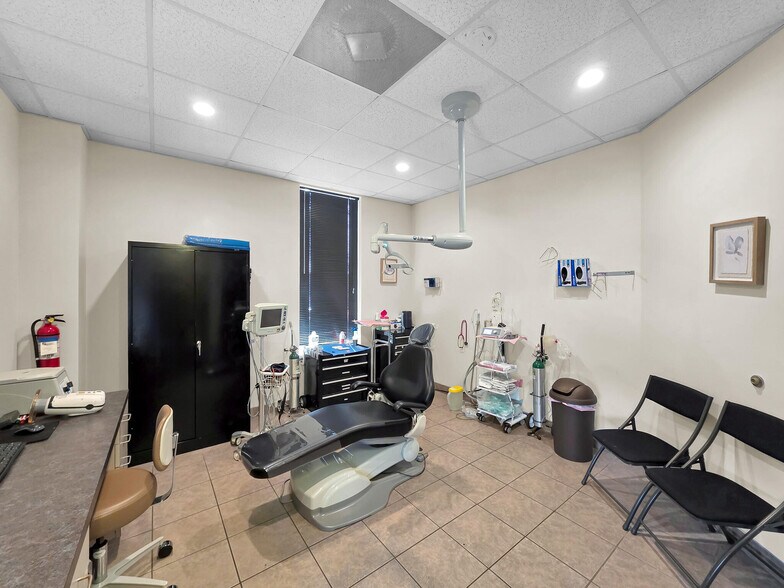 More Photos Of 6429 Fairmont Pky, Pasadena Office For Sale