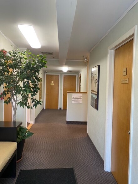 More Photos Of 10 Saint Charles St, Thornwood Flex For Lease