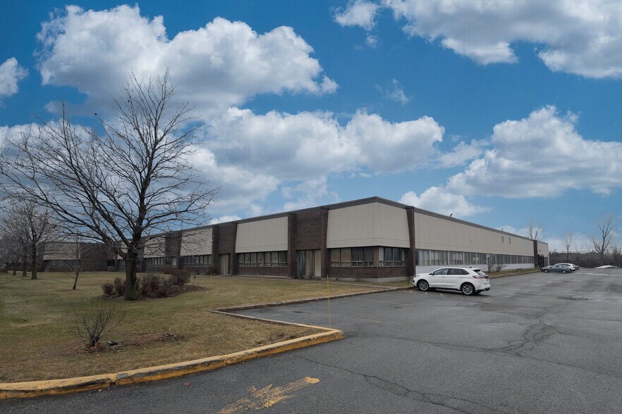 More Photos Of 16791-16821 Boul Hymus, Kirkland Warehouse For Lease