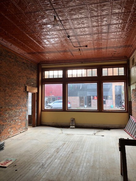 More Photos Of 522 E Main St, Cottage Grove Storefront Retail Residential For Lease