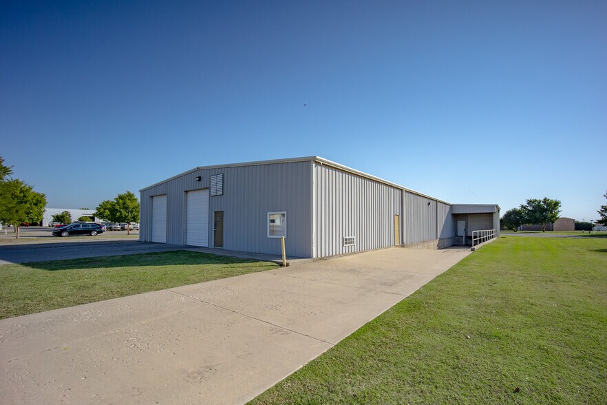 More Photos Of 2701 Bart Conner Ct, Norman Warehouse For Lease