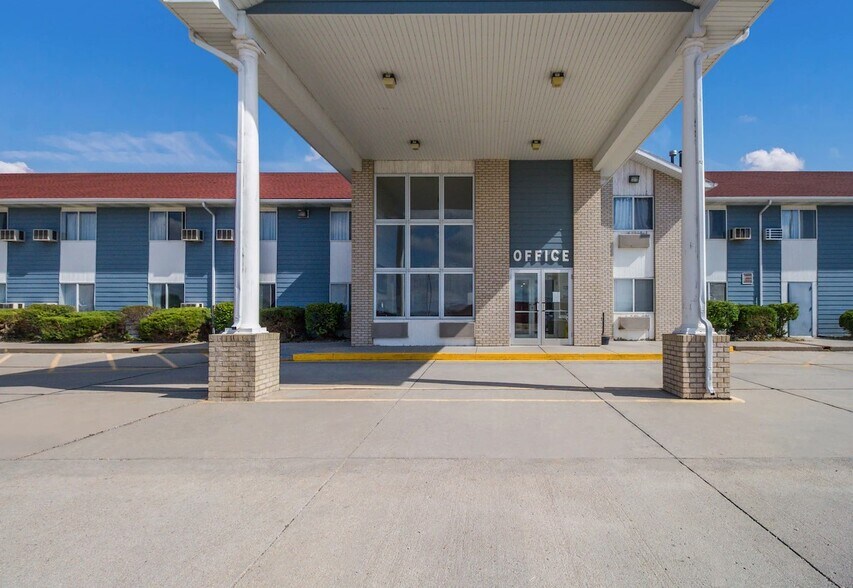 Primary Photo Of 117 Cody Ave, Alliance Hotel For Sale