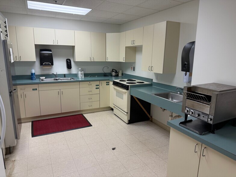 More Photos Of 2 Stonewood Dr, Freeport Office For Lease