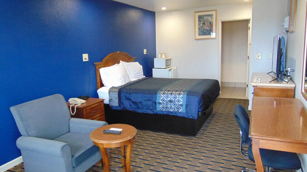 More Photos Of 2111 Whitley Ave, Corcoran Hotel For Sale