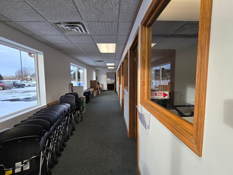 More Photos Of 5833 Pecan St, North Branch Office For Sale