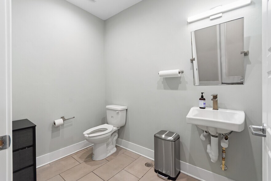 More Photos Of 2720 NW 6th St, Gainesville Medical For Lease