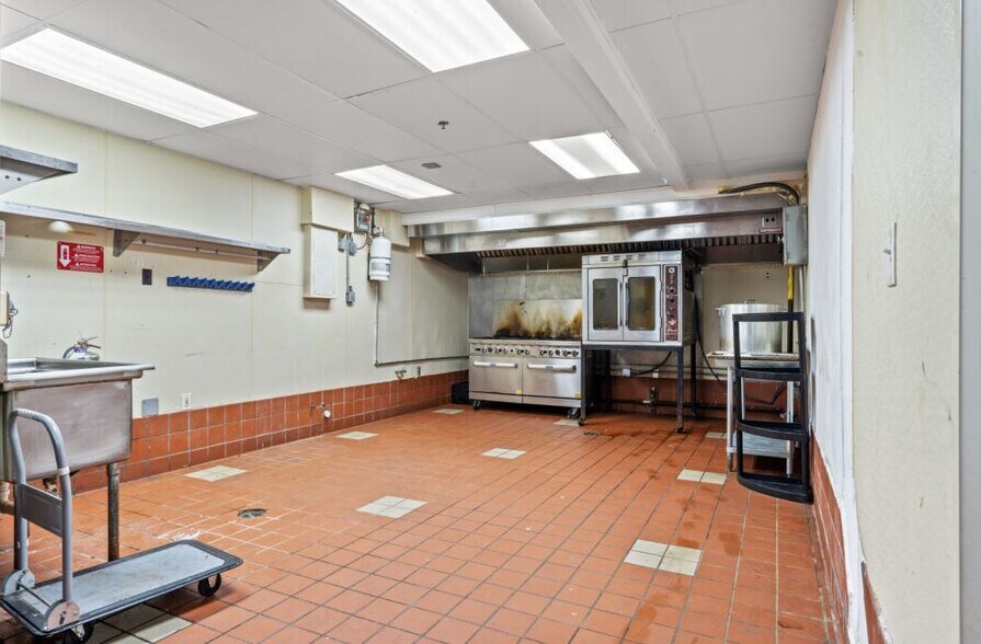 More Photos Of 1028 Johnnie Dodds Blvd, Mount Pleasant Restaurant For Lease