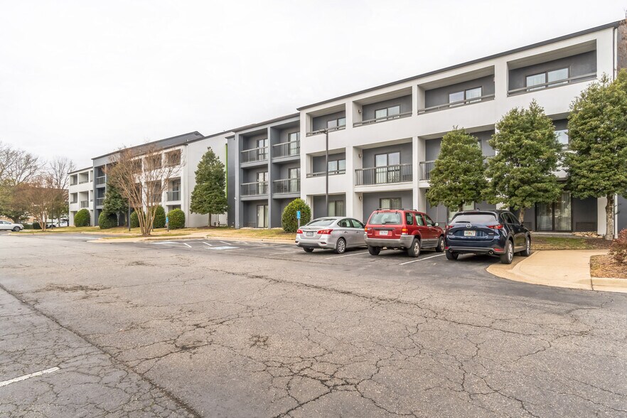 More Photos Of 1917 Coliseum Dr, Hampton Hotel For Sale