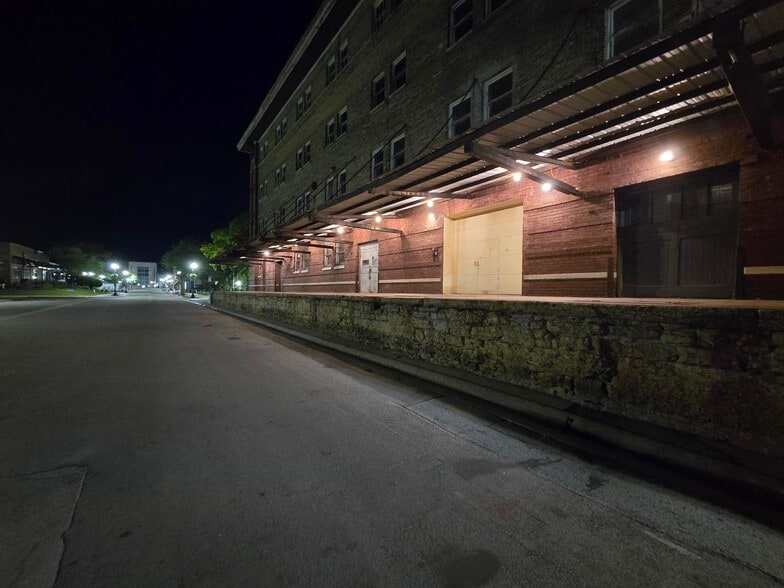 More Photos Of 220 N Water St, Rockford Flex For Sale