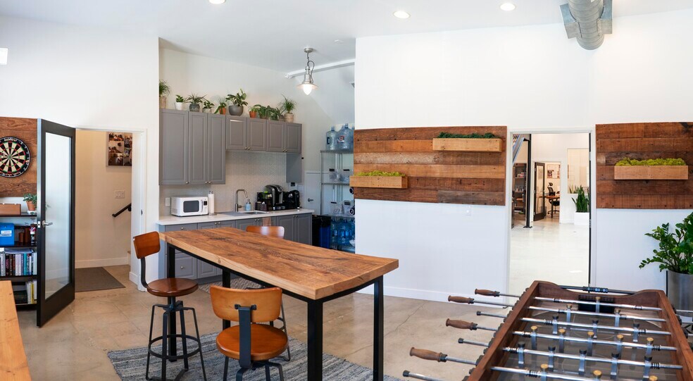 More Photos Of 8950-8956 Ellis Ave, Los Angeles Showroom For Lease