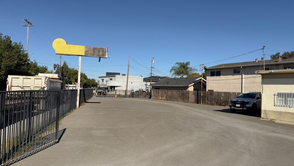 More Photos Of 1475 E Bayshore Rd, East Palo Alto Flex For Lease