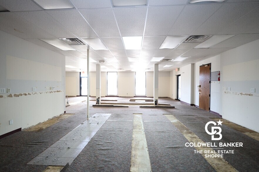 More Photos Of 911 N Main St, Garden City Office For Sale