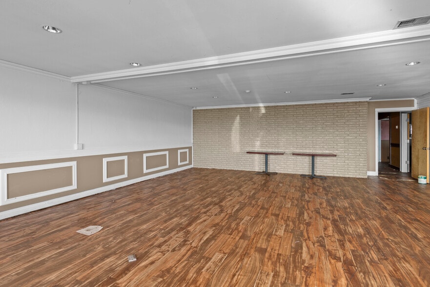 More Photos Of 930 SE Pioneer Way, Oak Harbor General Retail For Sale