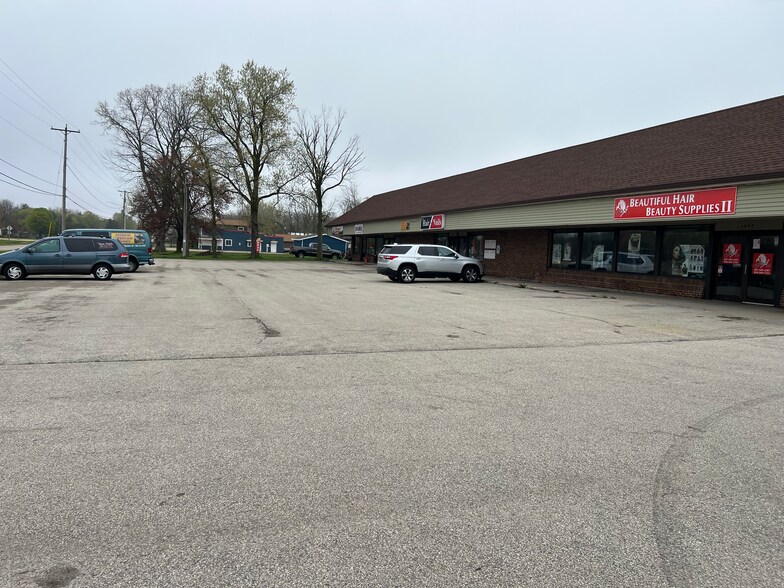 More Photos Of 1065-1085 Racine Rd, Menasha Storefront Retail Office For Sale