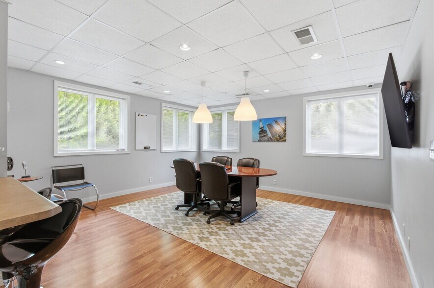 More Photos Of 7731 Traders Ln, Indianapolis Office For Sale