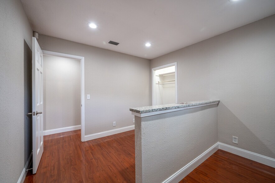 More Photos Of 5105 Memorial Hwy, Tampa Office Residential For Lease