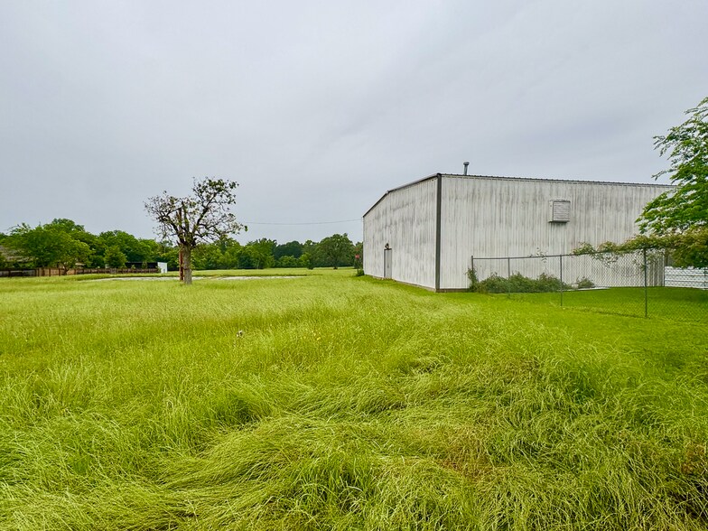 More Photos Of 300 W School St, Madisonville Light Distribution For Sale