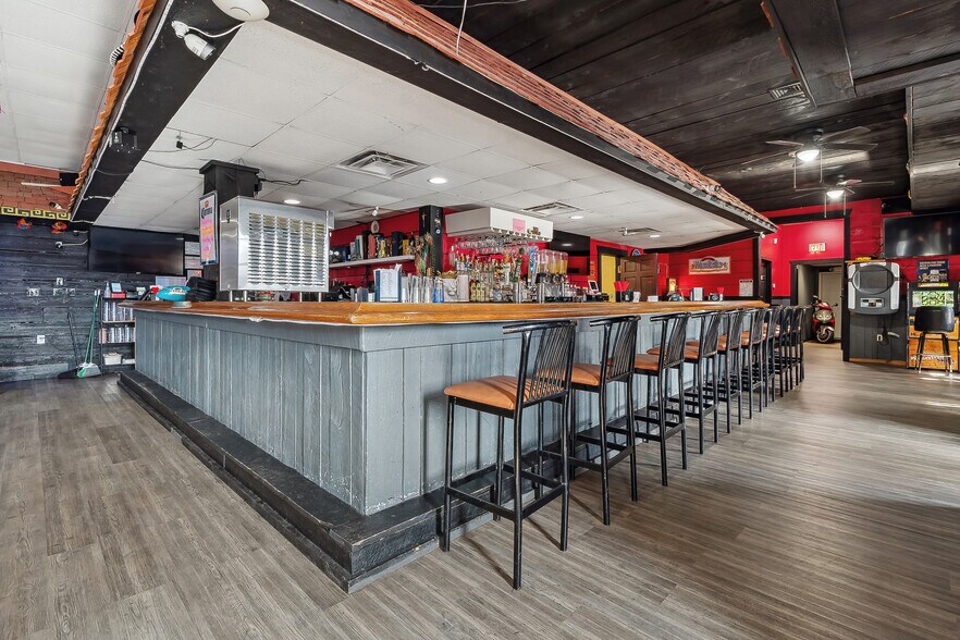 More Photos Of 900 Oak St, Pittston Showroom For Sale