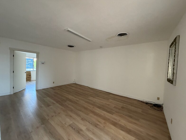 More Photos Of 910 S Barrington Ave, Los Angeles Storefront Retail Office For Lease
