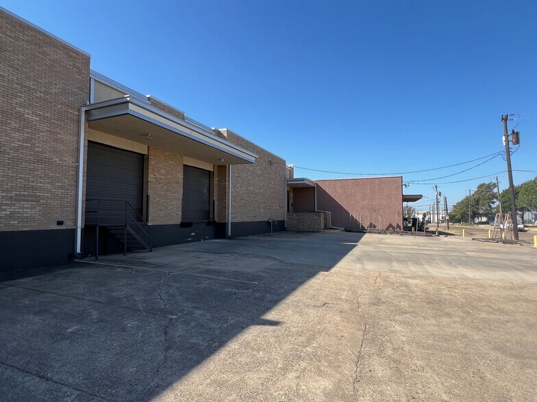 More Photos Of 2624 Andjon Dr, Dallas Manufacturing For Lease