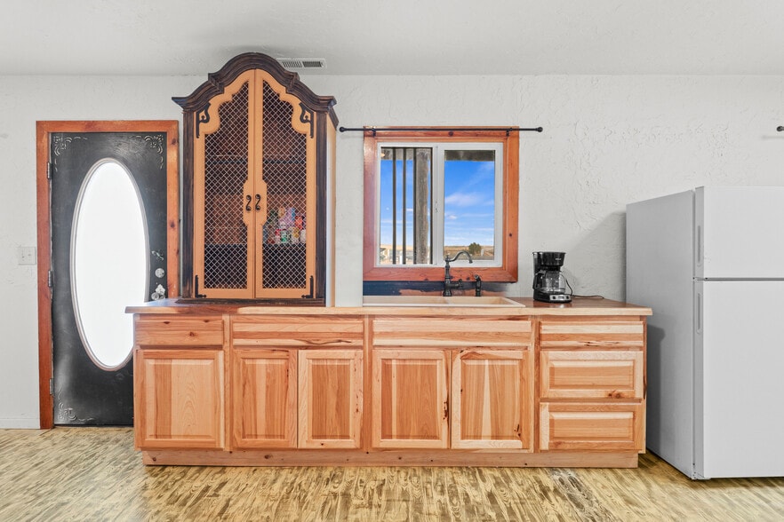 More Photos Of 30 Logan St, Davenport Hotel For Sale