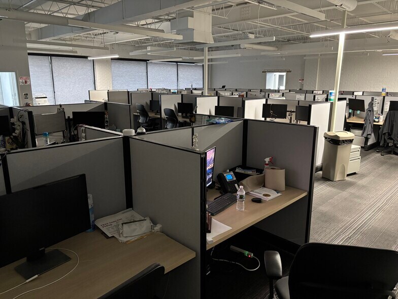 More Photos Of 3632-3652 N Cicero Ave, Chicago Showroom For Sale