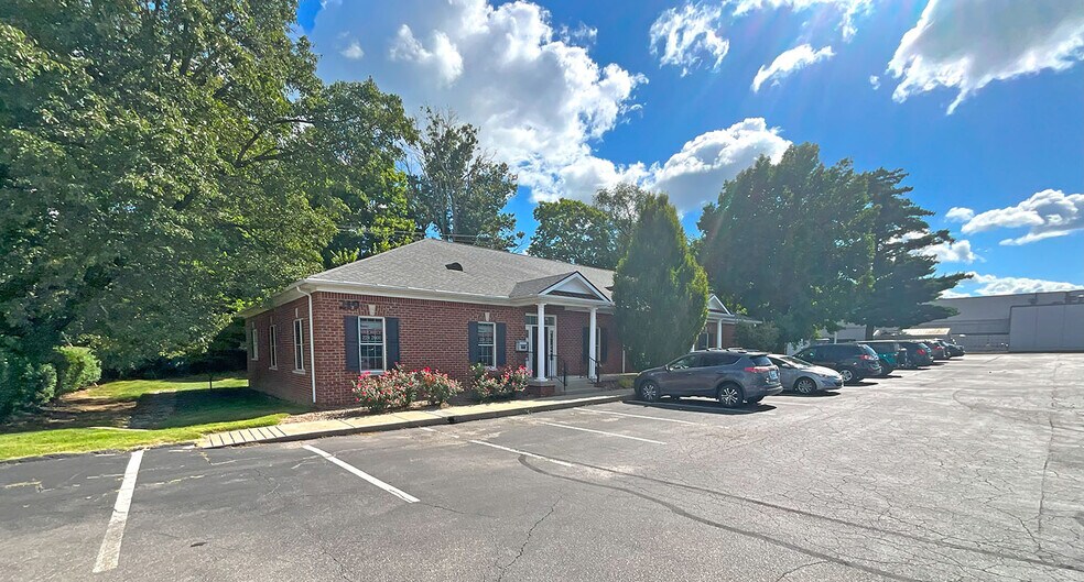 More Photos Of 219 Southland Dr, Lexington Office For Lease