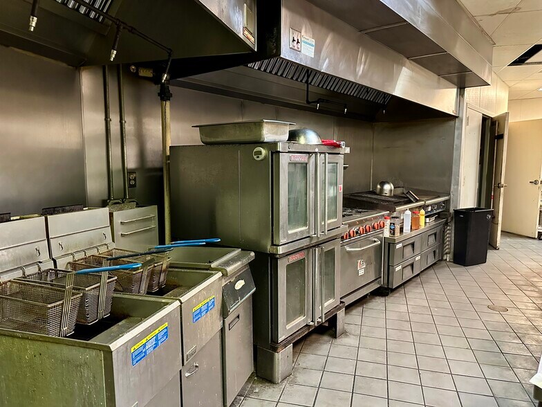 More Photos Of 3793 Samet Dr, High Point Unknown For Lease