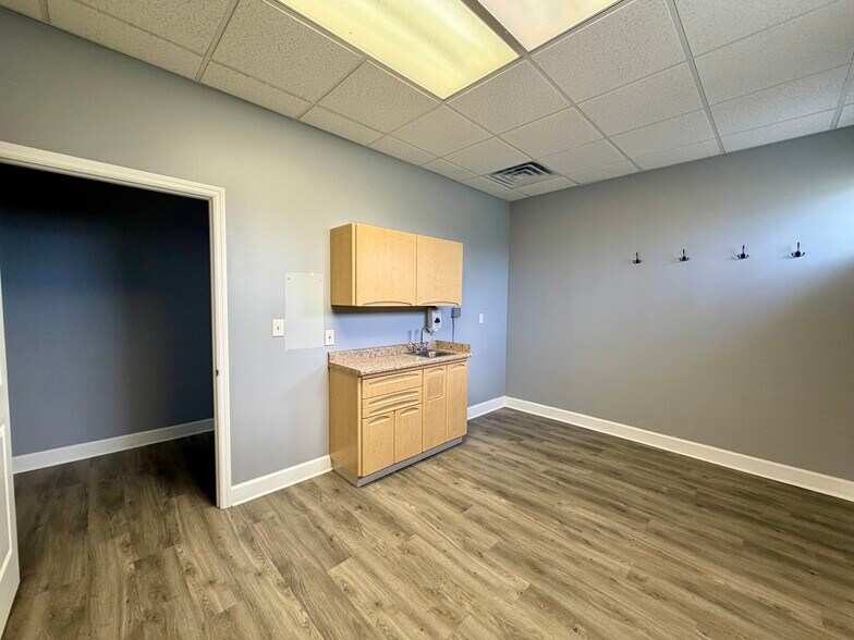 More Photos Of 4915 Ehrlich Rd, Tampa Medical For Sale