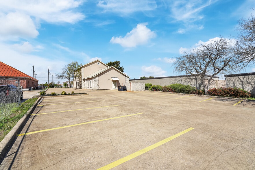 More Photos Of 3202 N Shiloh Rd, Garland Office For Sale