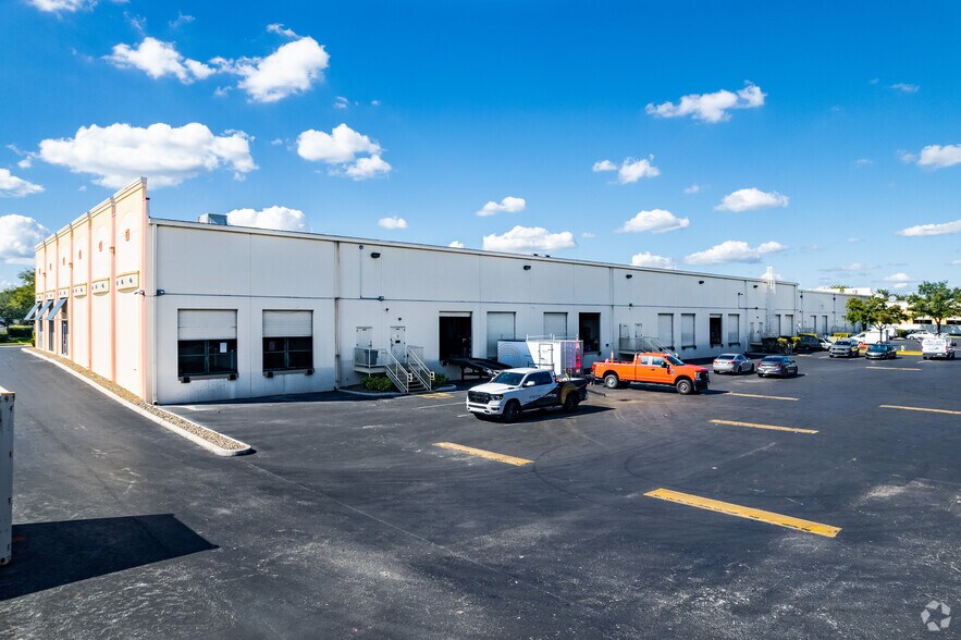 More Photos Of 6600-6626 Kingspointe Pky, Orlando Distribution For Lease