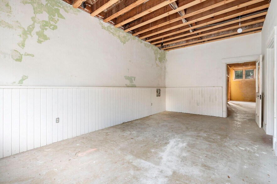 More Photos Of 204 Magnolia St, New Smyrna Beach Restaurant For Sale