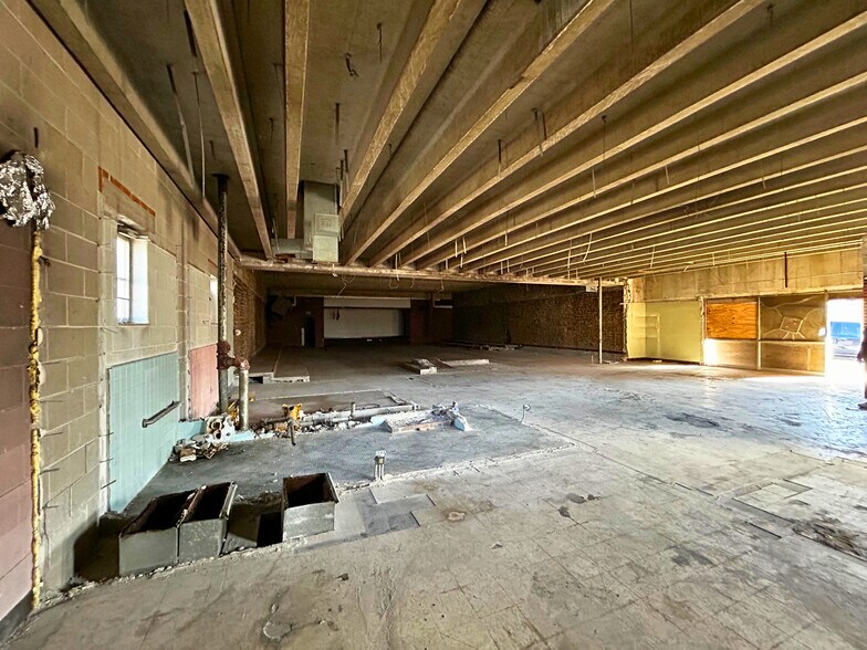 More Photos Of 3516 Blue Ridge Cutoff, Kansas City Flex For Sale