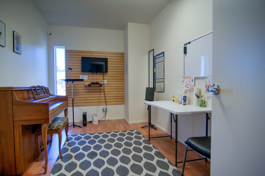 More Photos Of 1900 Belmont Loop, Woodland Storefront Retail Office For Lease