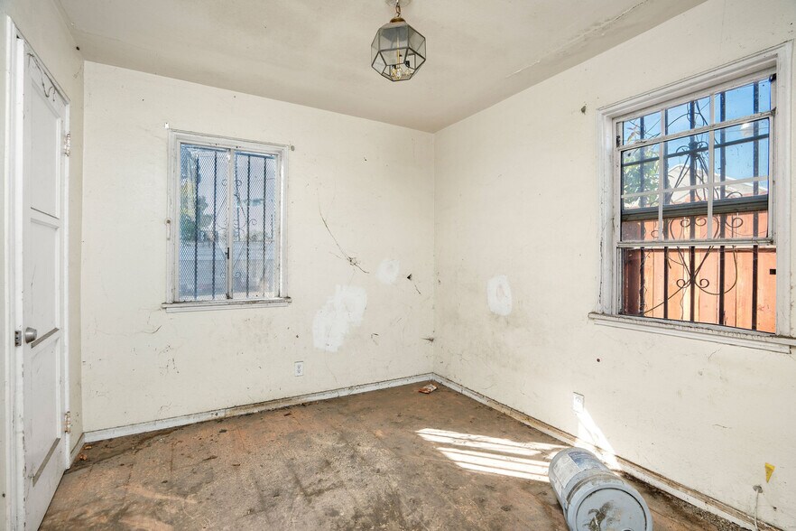 More Photos Of 2104 E 113th St, Los Angeles Multifamily For Sale