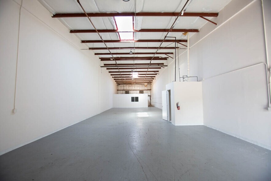 More Photos Of 2280 Avocado Ave, Melbourne Warehouse For Lease